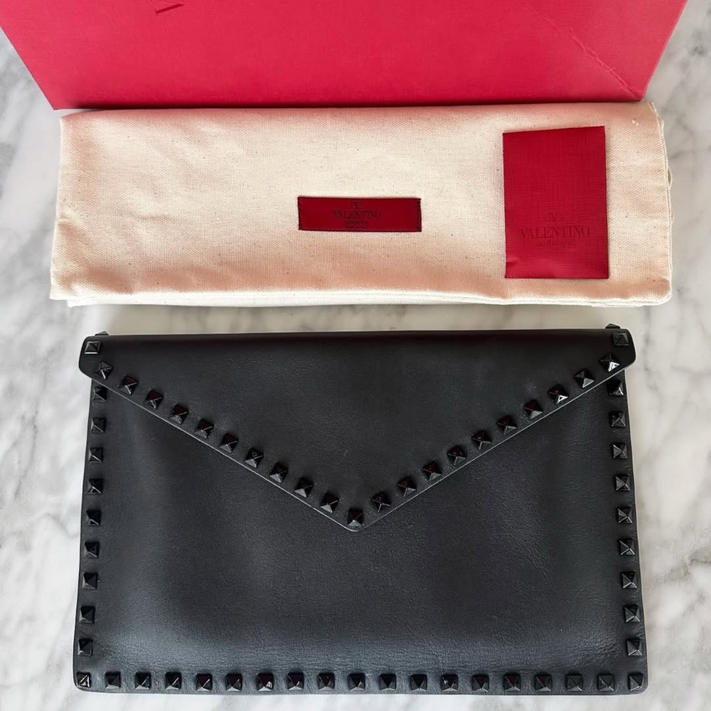 ✨SOLD✨VALENTINO BLACK ROCKSTUD POUCH